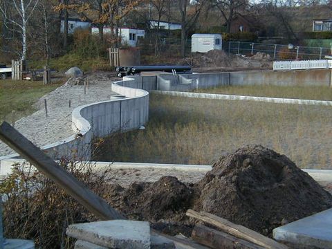 Blick auf die geschwungene Umrandung des Bodenfilters (November 2006)
