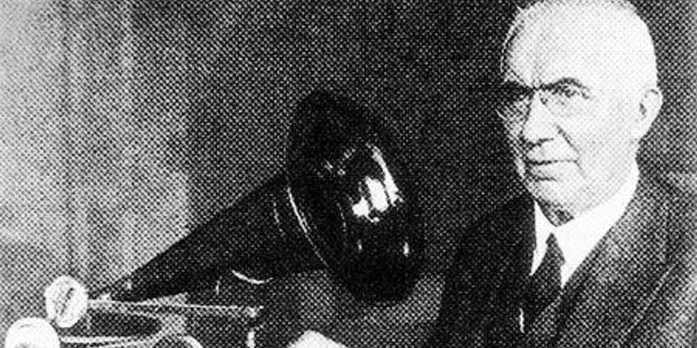 Emil Berliner mit der Urform seines Grammophons und einer Zinkschallplatte