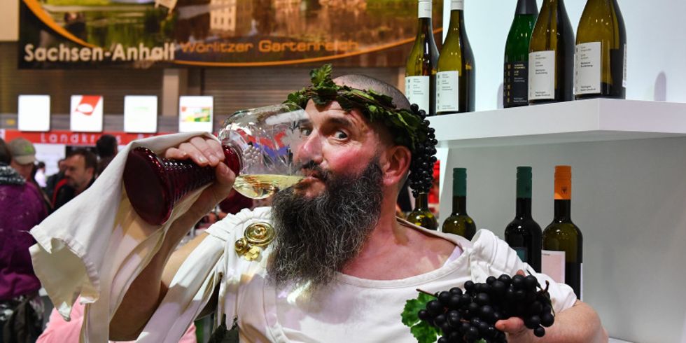 Bacchus lässt sich einen guten Tropfen Wein aus Sachsen-Anhaltinischen Landen munden