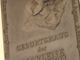 Zu sehen ist die Gedenktafel am Geburtshaus von Marelene Dietrich in der Leber Straße auf der Roten Insel im Schöneberger Ortsteil