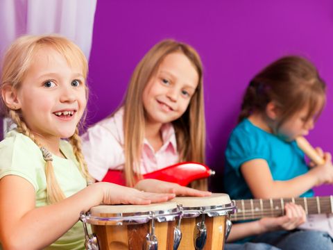 Kinder musizieren mit Instrumenten