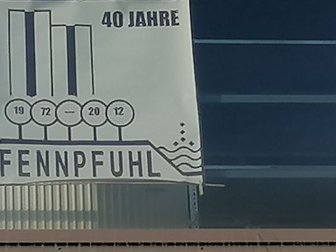 Plakat "40 Jahre Fennpfuhl" an einem Fenster am Anton-Saefkow-Platz in Berlin-Lichtenberg