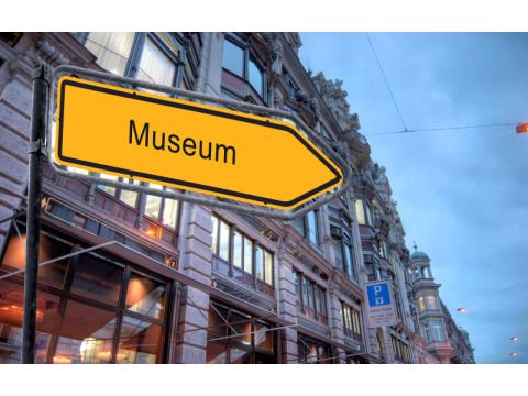 Straßenschild_Gelb_Museum