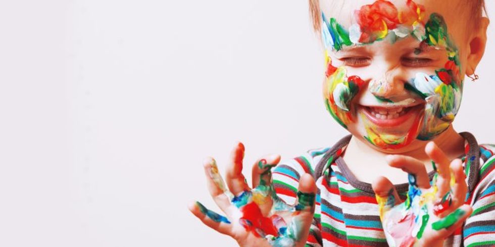 Kind spielt mit Farben