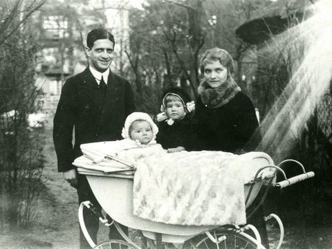 Bildvergrößerung: Hermann und Hedwig Hagen mit den beiden ältesten Kindern