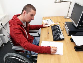 Rollstuhlfahrer am Arbeitsplatz