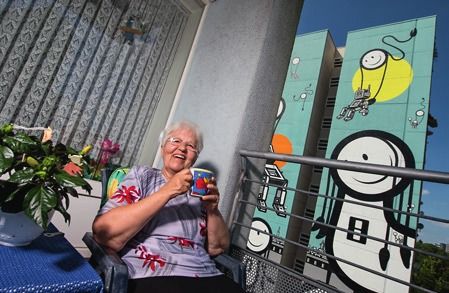 Blick auf das Kunstwerk des Street Art-Duos „The London Police“ aus Großbritannien in dem Gewobag- Haus in der Neheimer Str. 8 in Berlin-Tegel im April/Mai 2016 (aus der URBAN NATION-Serie „One Wall“)