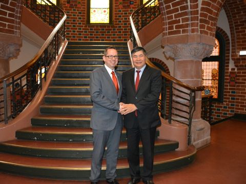 Bildvergrößerung: Bezirksbürgermeister Igel zusammen mit dem vietnamesischen Botschafter