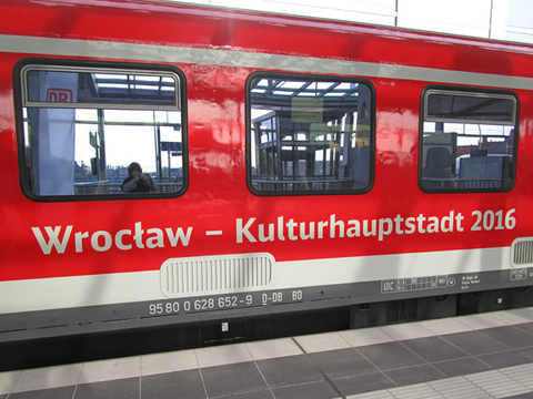 Foto vom Kulturzug Berlin-Breslau in rot-weiß auf dem Bahnhof