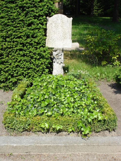 Grabmal der ersten Erdbestattung auf dem Friedhof In den Kisseln, Verstorbener: Christian Maass