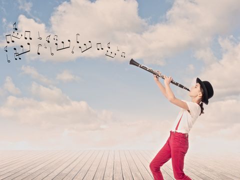 Bildvergrößerung: Mädchen spielt Klarinette