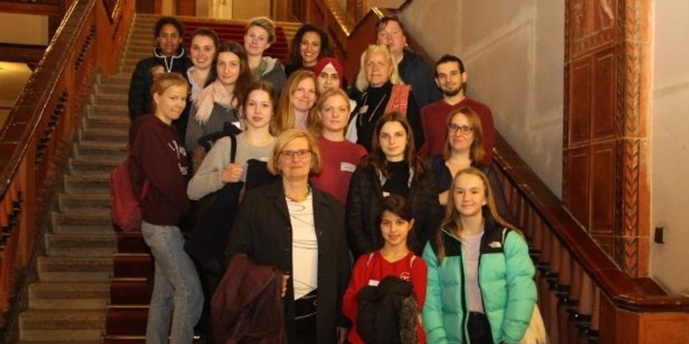 Bezirksbürgermeisterin Angelika Schöttler mit den Schülerinnen und Teilnehmerinnen des Mädchen-Kultur-Treffs „Dünja“ und der Alten Feuerwache e.V. und den Studierenden der HWR