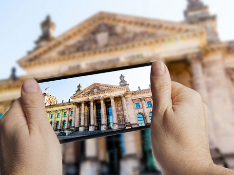 Ansicht des Bundestags in Berlin durch ein Handydisplay