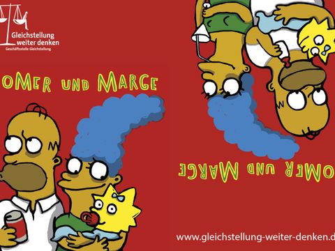 Auf der linken Seite: Homer mit einer Bierdose und Marge mit Maggie in den Armen. Auf der rechten Seite: Homer mit Maggie und einer Milchflasche und Homer mit einem Glas in der Hand.