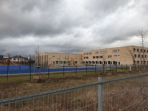 Ansicht auf das neugebaute Schulgebäude der Fuchsberg-Grundschule