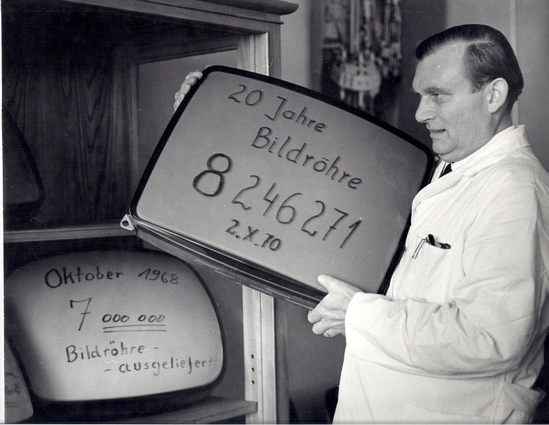 Schwarz-weiß Aufnahme eines Mannes im Kittel im VEB-Werk für Fernsehelektronik
