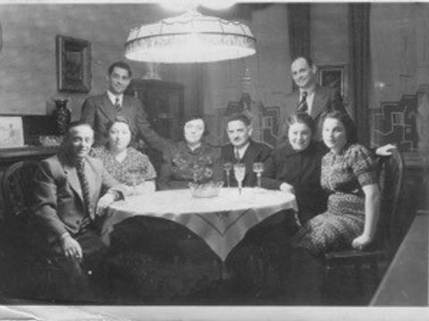 Familie Lang (um 1940), Karl und Amalie Lang ganz links, Lilli Lang ganz rechts