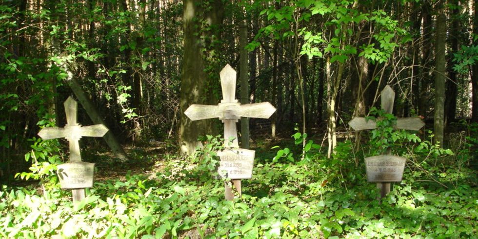 Ansicht alter Grabmäler mit Kreuzen auf dem Friedhof Staaken