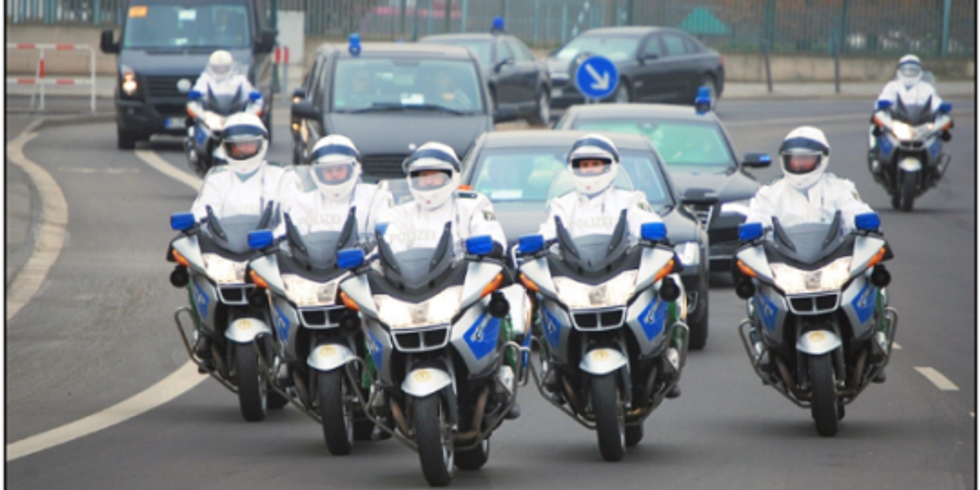 Polizeimotorradeskorte mit Begleitfahrzeugen