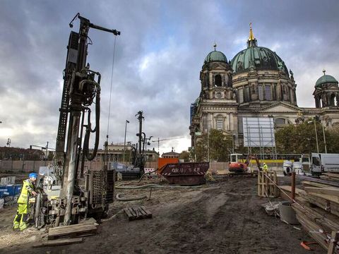 Für eine umweltfreundliche Beheizung und Klimatisierung des Berliner Stadtschlosses wurden 2018 zwei Erdwärmesondenfelder mit insgesamt 115 Sonden mit einer Tiefe von jeweils 99 Metern angelegt. 