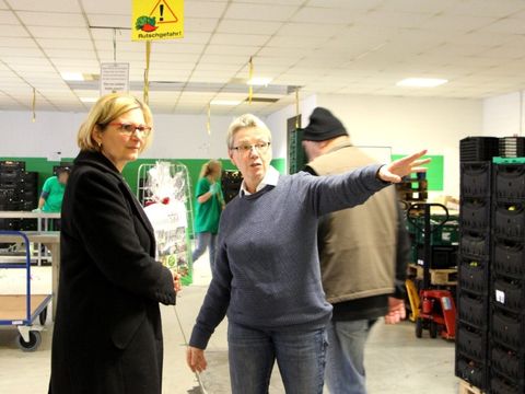Bildvergrößerung: Bezirksbürgermeisterin Schöttler und Sabine Werth (Gründerin und Vorsitzende) bei der Besichtigung des Tafel-Betriebs 