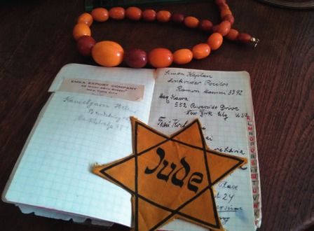 Notizbuch, Bernsteinkette und der „Judenstern“ begleiten Margot Friedländer überall