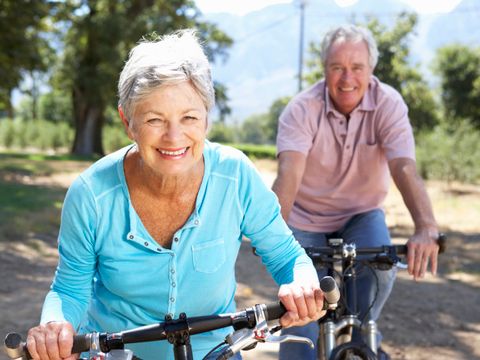 Altes Paar auf Land-Radtour
