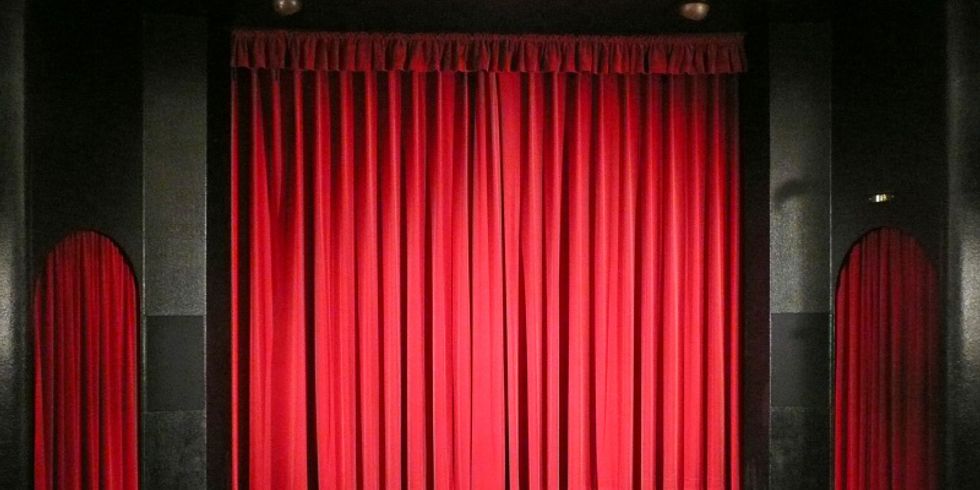 Bühne in einem Theater mit geschlossenem Vorhang 