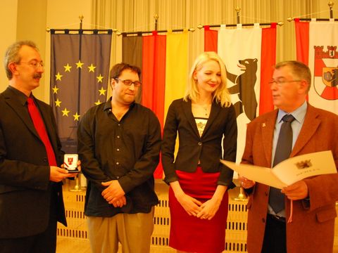 Bildvergrößerung: Bezirksverdienstmedaille 2010 Constanze Behrends und Oliver Tautorat 