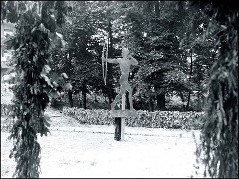 Erwin Barth - Lietzenseepark, probeweise Aufstellung einer Schablone des Bogenschützen, um 1915