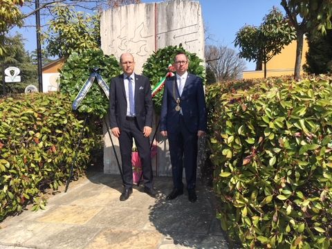 Bildvergrößerung: Bezirksbürgermeister Oliver Igel und BVV-Vorsteher Peter Groos gemeinsam am Gedenkstein in Albinea