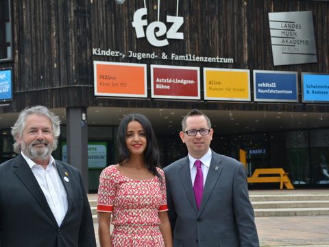 Bildvergrößerung: Bezirksbürgermeister Igel zusammen mit Staatssekretärin Chebli und Leiter des FEZ Liljeberg-Markuse
