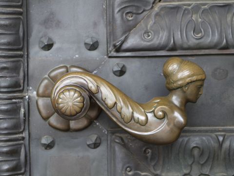 Bildvergrößerung: bronzene Türklinke am Eingang des Rathauses Schöneberg