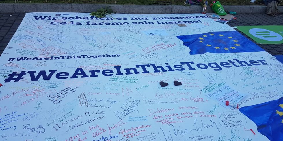 Plakat bei der Demonstatrion vor der italienischen Botschaft in Berlin