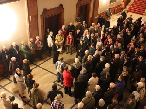 Bildvergrößerung: Begrüßung der "Kiezspaziergänger" im Foyer des Rathauses