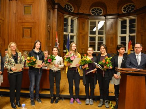 Bildvergrößerung: Mädchenpreisgewinnerinnen 2017 mit Bezirksbürgermeister Oliver Igel und der Gleichstellungsbeauftragten Anke Armbrust