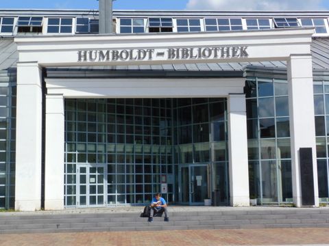 Portal Humboldt Bibliothek mit Lesendem