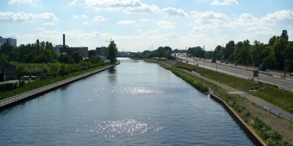 Blick vom Goerdelersteg über den Westhafenkanal Richtung Westen, 23.7.2008, Foto: KHMM