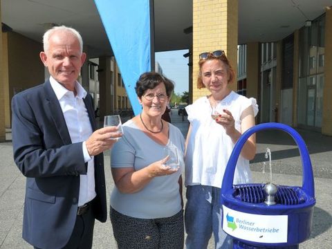 Bezirksbürgermeisterin Dagmar Pohle, Jens Feddern, Leiter der Wasserversorgung der BWB und Silke Block, Trinkbrunnen-Verantwortliche
