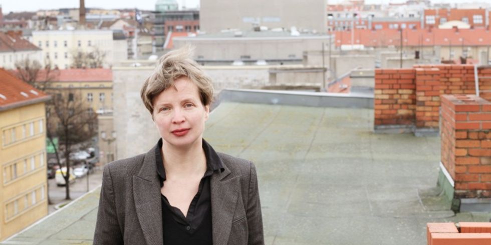 Portrait von JennyErpenbeck auf einem Flachdach in der Stadt