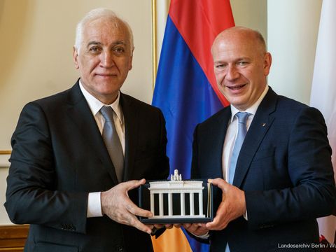 Empfang des armenischen Staatspräsidenten Wahagn Chatschaturjan