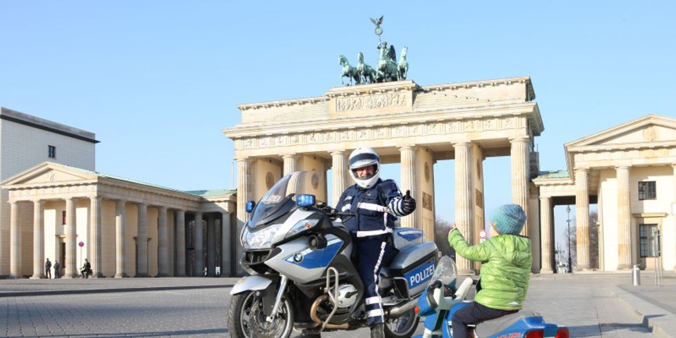 Polizist und Kind auf Motorrädern