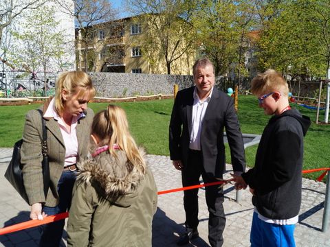 Bildvergrößerung: Bezirksbürgermeister Frank Balzer und Bezirksstadträtin Katrin Schultze-Berndt (beide CDU) eröffnen den Spielplatz an der Hoppestraße