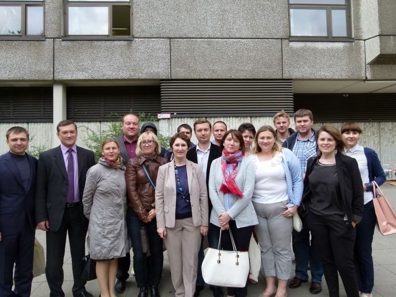 Gruppenbild: Ukrainische Delegierte; Magdalena Baier (zweite Person von rechts), Tagungsassistentin der Europäischen Akademie; Nelli Stanko (mittig), LAGeSo, Internationale Kontakte