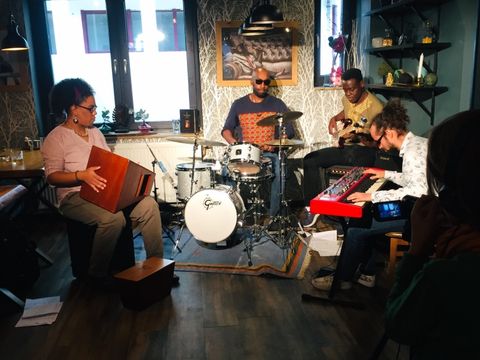Bildvergrößerung: Konzert der Band "Les Colorés" im Restaurant The MyMoon 