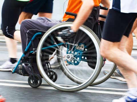 Behinderte und nichtbehinderte Menschen bei einer Sportveranstaltung