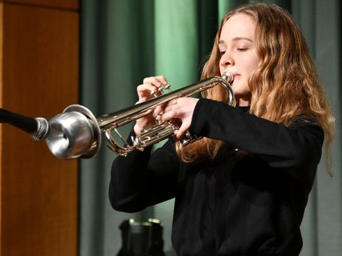 Junge Frau spielt Trompete