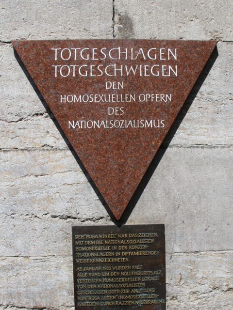 Bildvergrößerung: Auf dem dreieckigen Gedenkstein steht Totgeschlagen totgeschwiegen den homosexuellen Opfern des Nationalsozialismus.