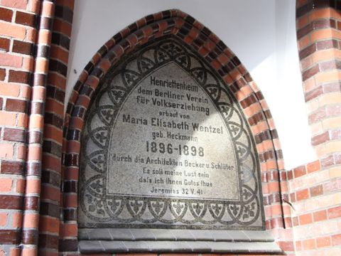 Bildvergrößerung: Inschrift: Henriettenheim dem Berliner Verein für Volkserziehung erbaut von Maria Elisabeth Wentzel