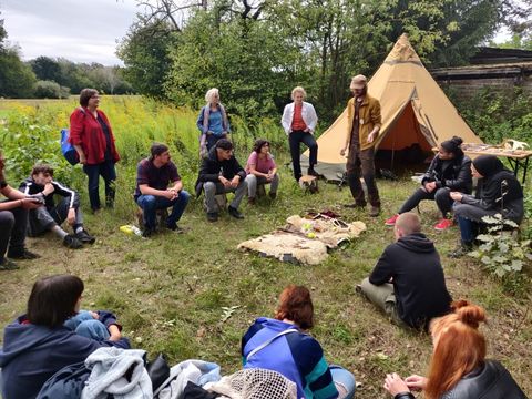 Bildvergrößerung: Wildnispädagoge Lennart Höffgen zeigt den Jugendlichen, wie man Feuer macht.